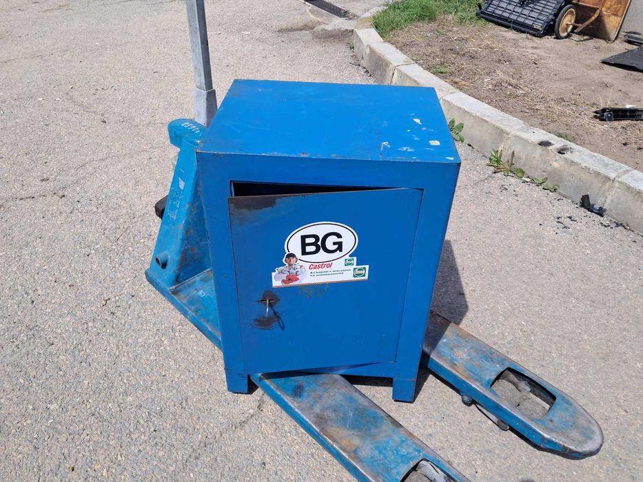 Продавам метална каса за документи