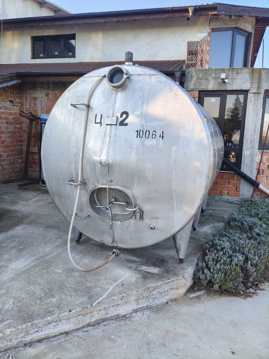 Продавам цистерна 10 кубика неръждаема стомана