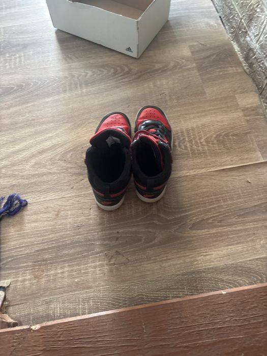 Adidașii sunt roșii și sunt noi