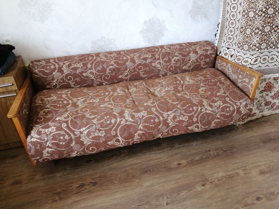 Divan sotiladi yog'ochdan