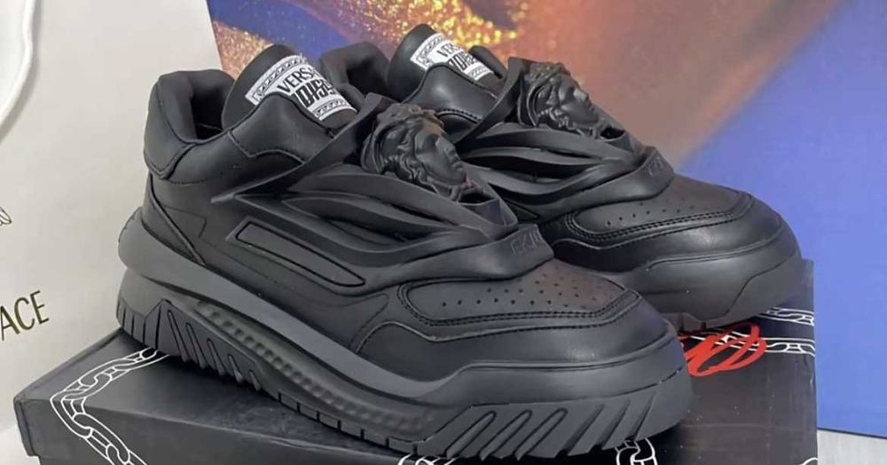 Vand versace odissea black. orice marime disponibila