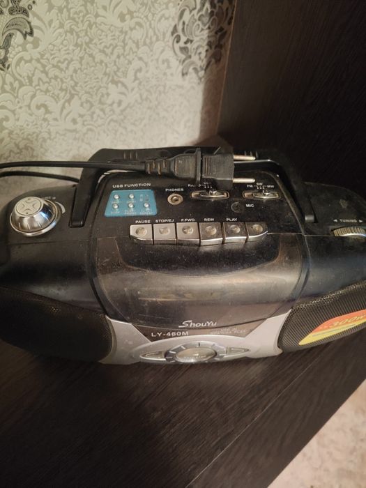 Магнитофон работает радио