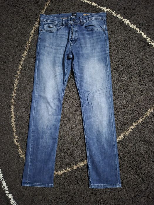 Vând blugi Hugo Boss