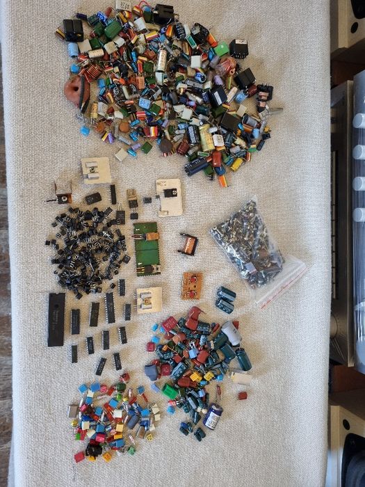 Pachet dif piese, Tranzistori mici, Integrate, etc. Perfecta stare.