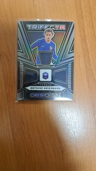 Футболни артикули и карти с автографи!