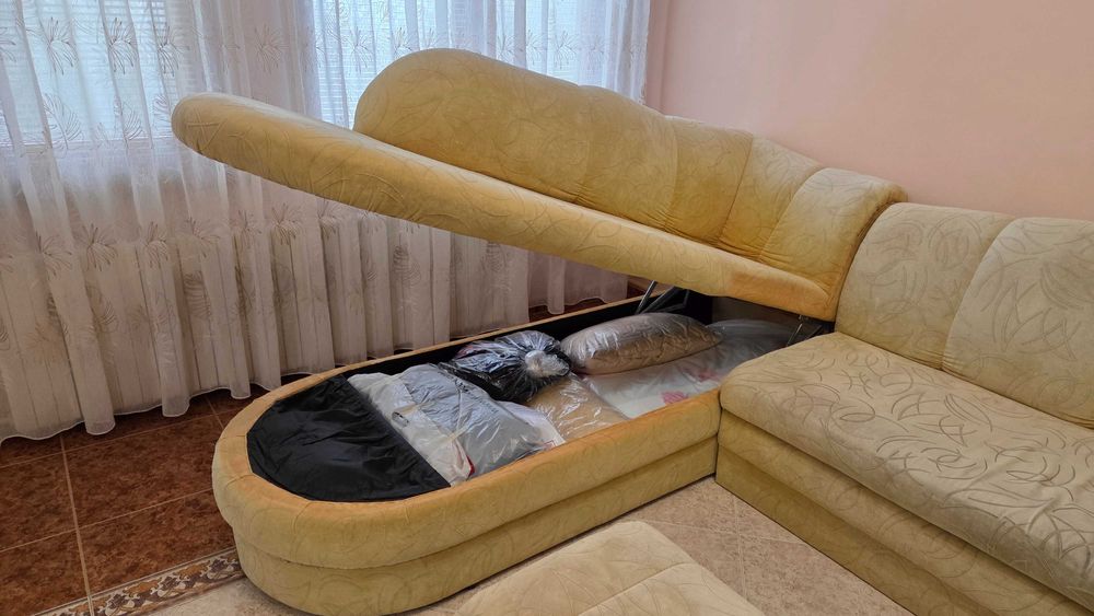 Продавам разтегателен диван с табуретки