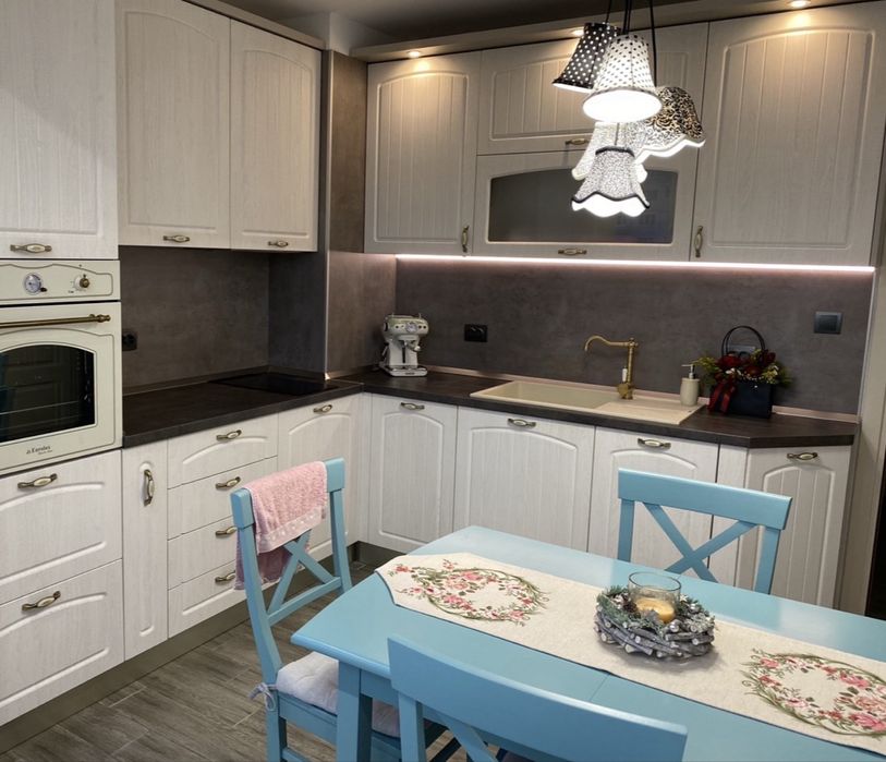 Разтегателна трапезарна маса с 4 стола