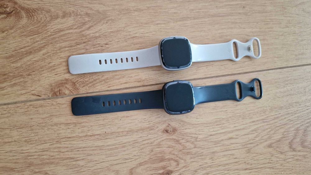 Продавам смарт часовник Fitbit Sense 2 в черно и бяло