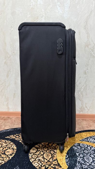 Продам новый чемодан