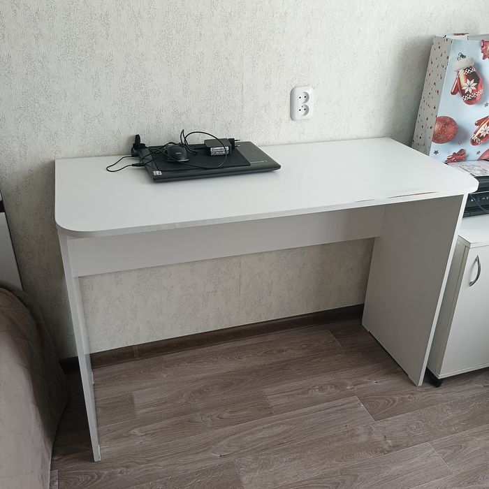 Продам стол белый с тумбой 42т