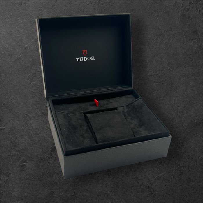 TUDOR кутия за часовник нова