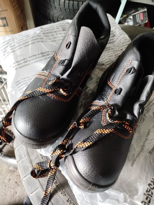 Рабочие ботинки.