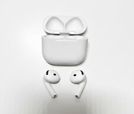 Casti AirPods 4 noi