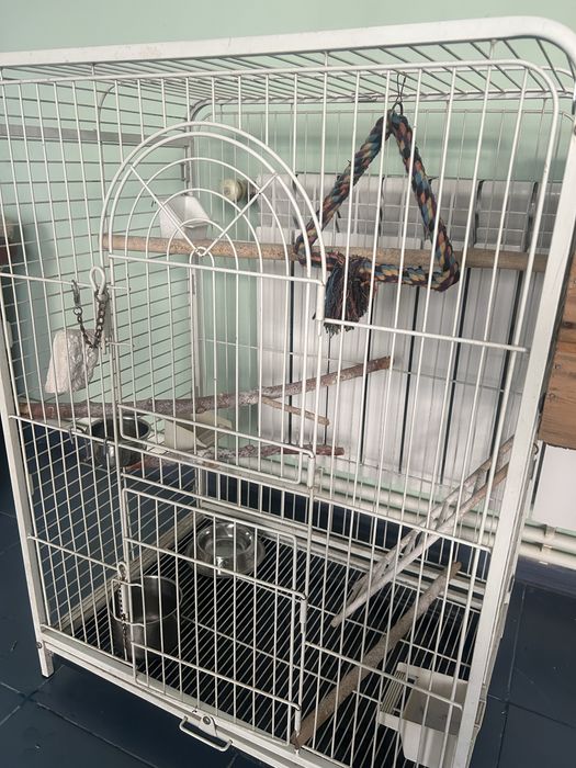 Продам большую клетку для попугаев
