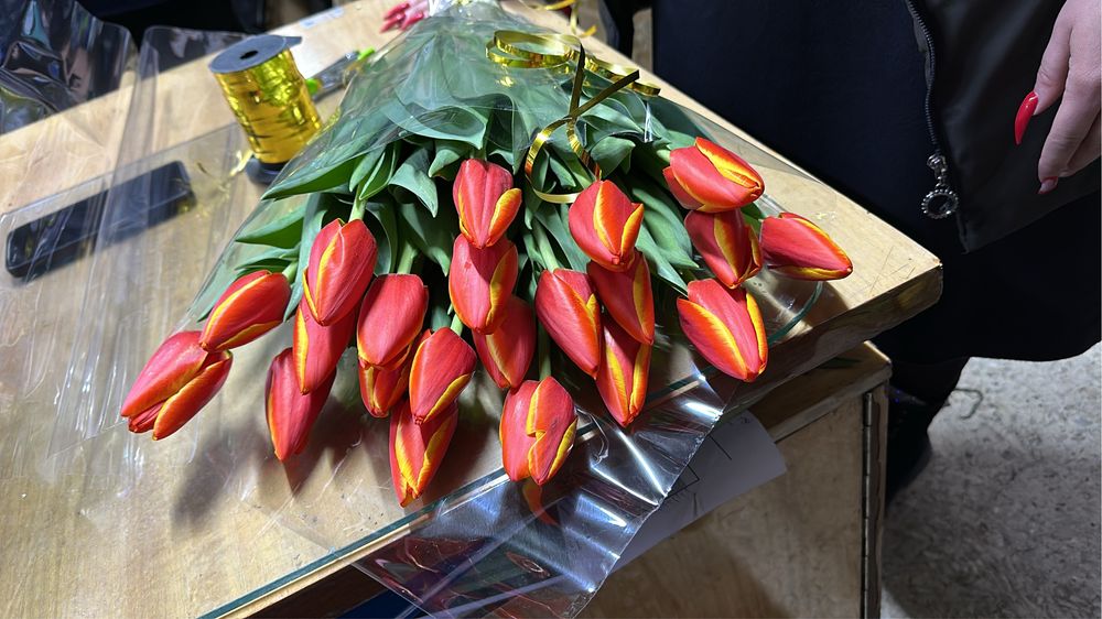 Тюльпаны розы цветы