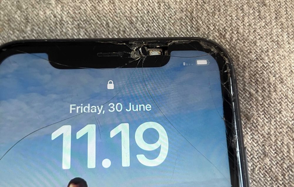 Apple iPhone 11 Black blocat display fisurat functional pentru piese