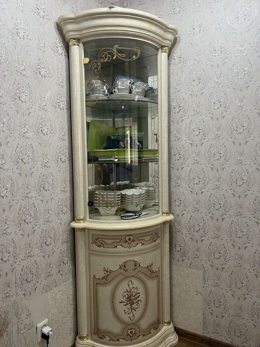 Стол с сервантом