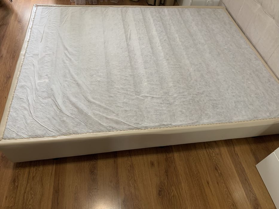 Спалня (твърда основа с матрак)