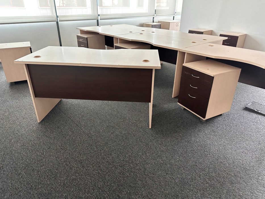 Офис бюра с контейнери - 140 × 70 × 75 см.