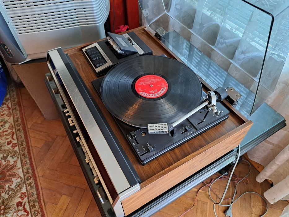 Продавам японски грамофон,касетофон,радио,колони.