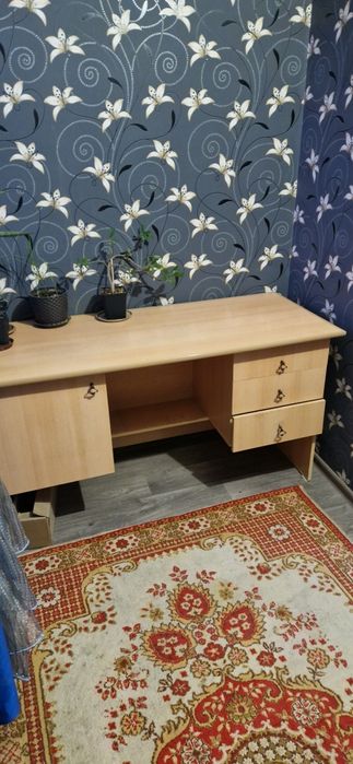 Продаются 2 письменных стола