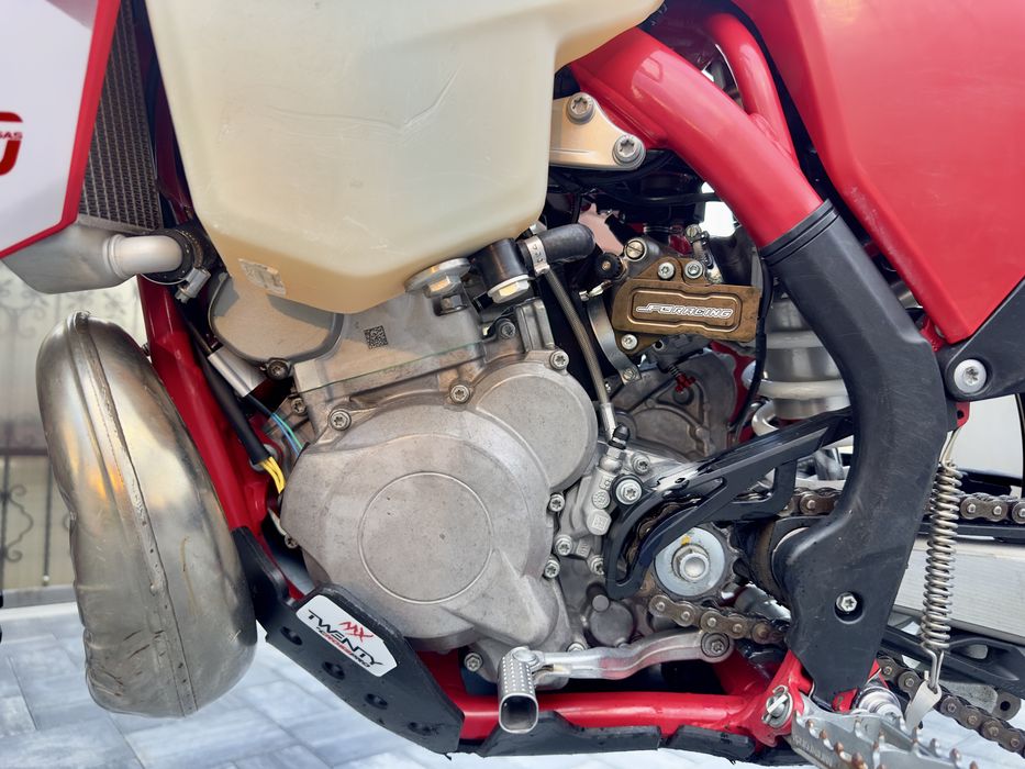 Vand GASGAS EC 300 TPI, an fabricatie 2023, cu 75 de ore de functionare si aproximativ 60 CP
