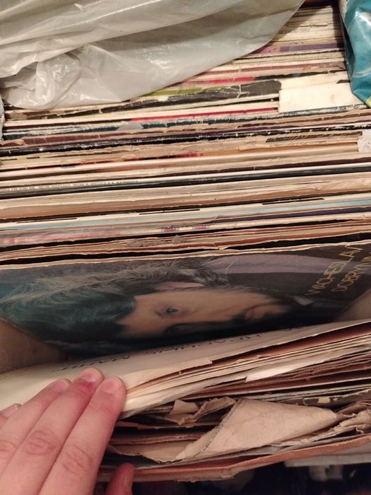 Продам видеокассеты и виниловые пластинки