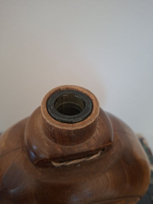 Plosca veche din lemn, cu sticla în interior. Stare impecabila!