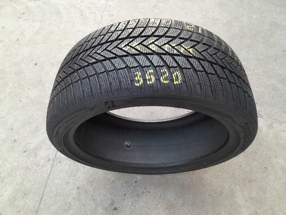 O anvelopa iarna 265 40 21 bridgestone blizzak LM 005 cu 8 mm 3520