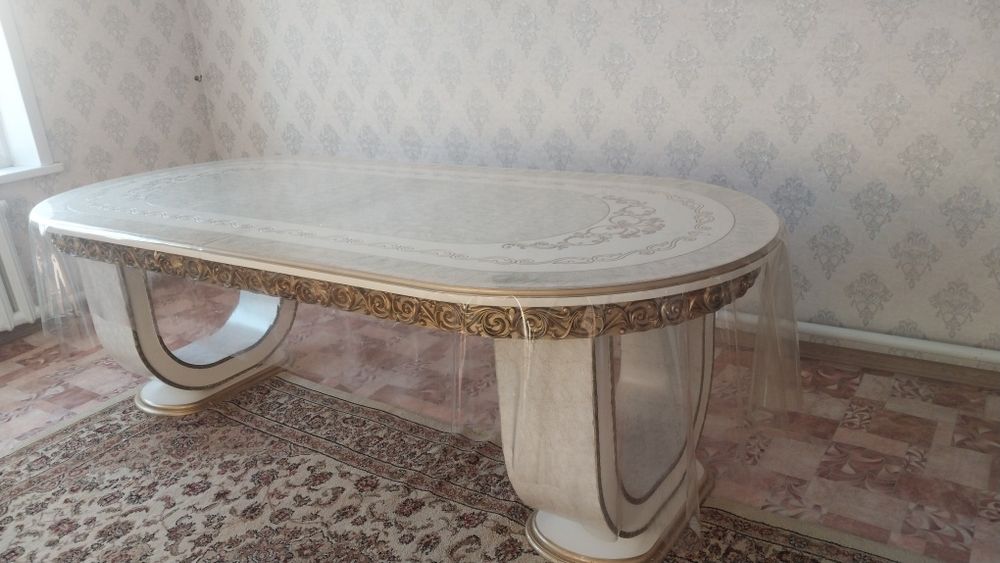 Стол  12орындығымен сатылады.