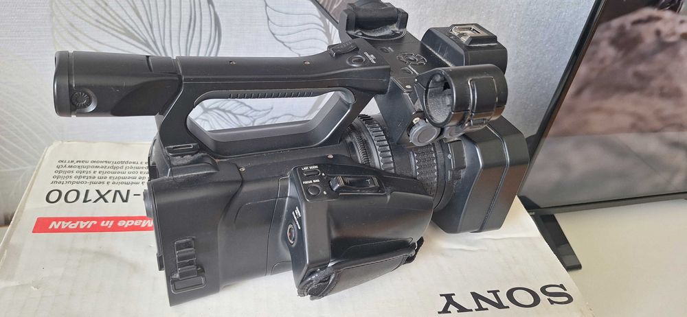 Продавам Sony HXR-NX100