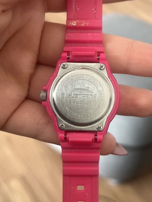 Часы трендового цвета, с красивым циферблатом