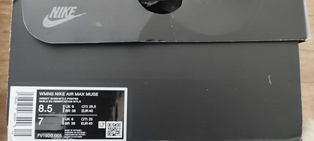 Продавам чисто нови дамски маратонки Nike Air Max Muse, номер 40