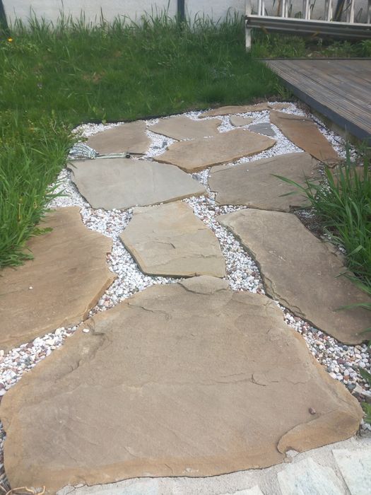 Amenajări exterioare: cascade din bolovani decorativi, grătare de gradina ,piatră naturală