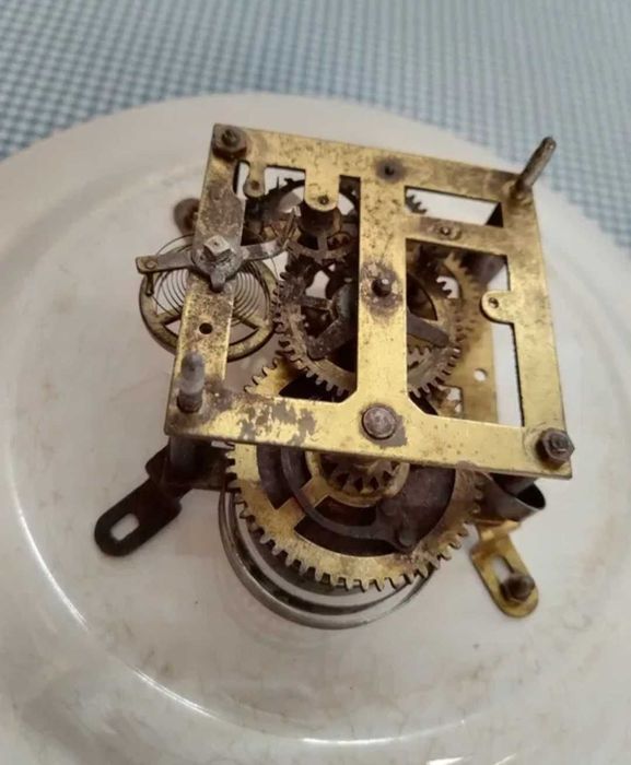 Ceas vechi de colecție, cu reclama, Ziarul Minerva, perioada Regalista