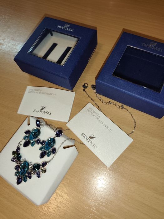 Swarovski обеци и колие