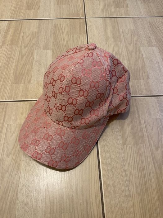 sapca roz gucci.