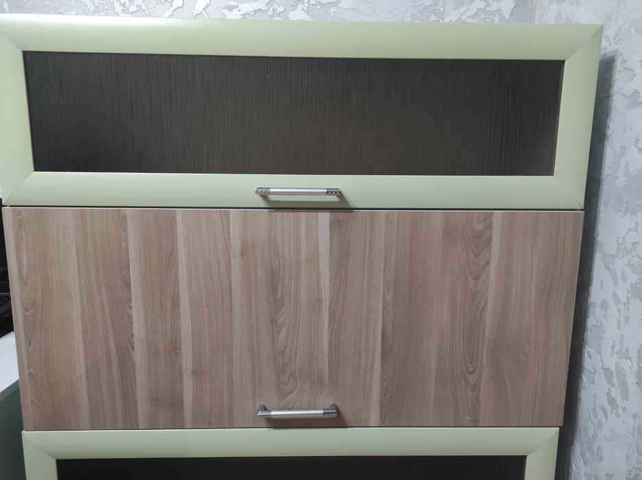 Продам стол и шкафы