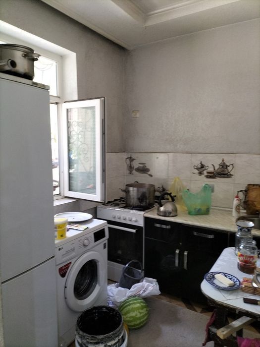 2 xonali uy 1 etaj. Yonida 6 etajli mehmonxona ham bor. 130000$.