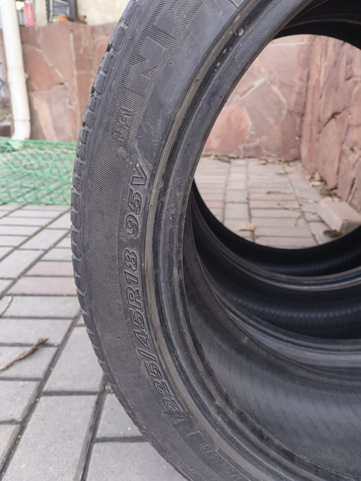 Резина 225/45)18  продам 3 штуки