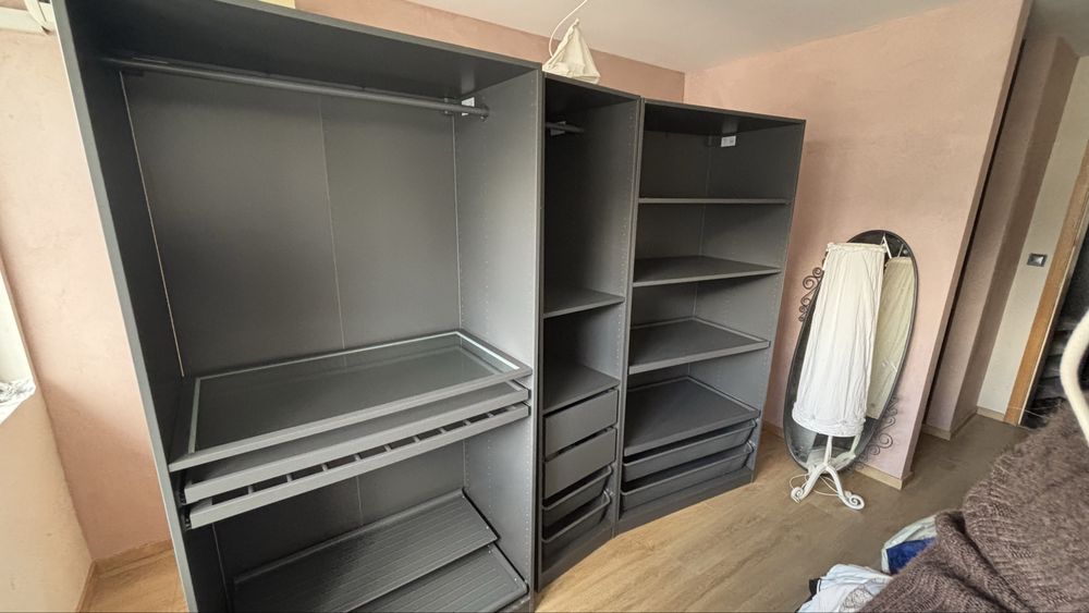 Голям гардероб използван само 1 година IKEA PAX от три модула  (249x58x201 см)като нов  + Неизползвано осветление  (Само лично предаване)