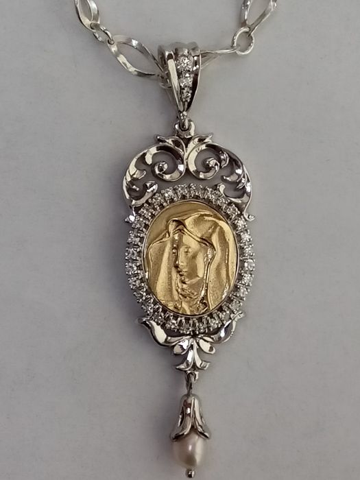 Златна висулка с диаманти