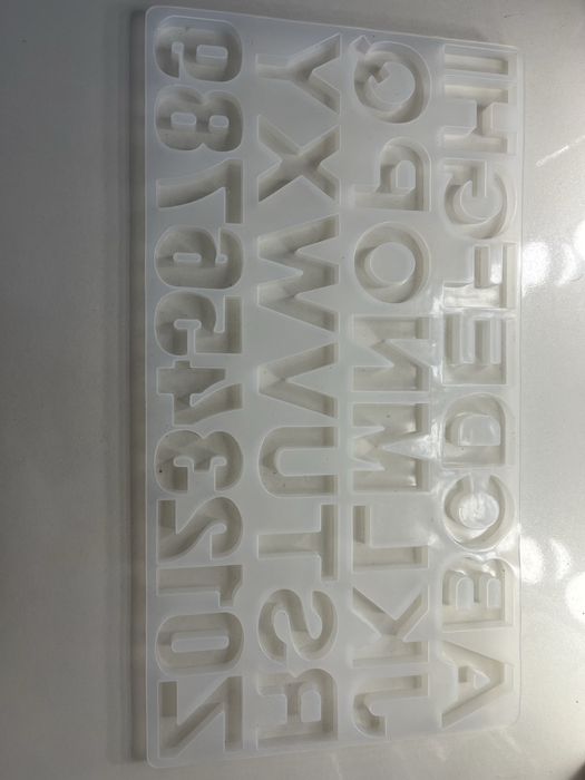 Епоксидна смола с нужните материали за изработка