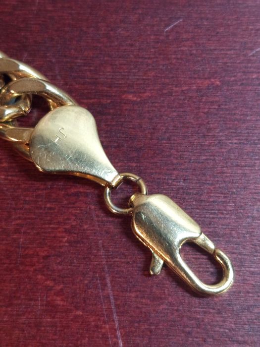 Масивна позлатена гривна