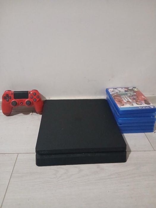 Vand ps4 cu multe jocuri si 3 manete