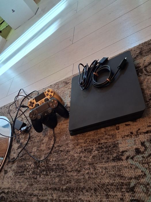 Vand ps4 in stare foarte buna.
