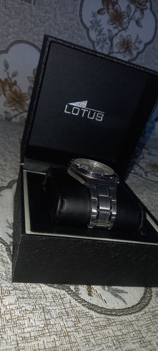 Продам часы новые Lotus