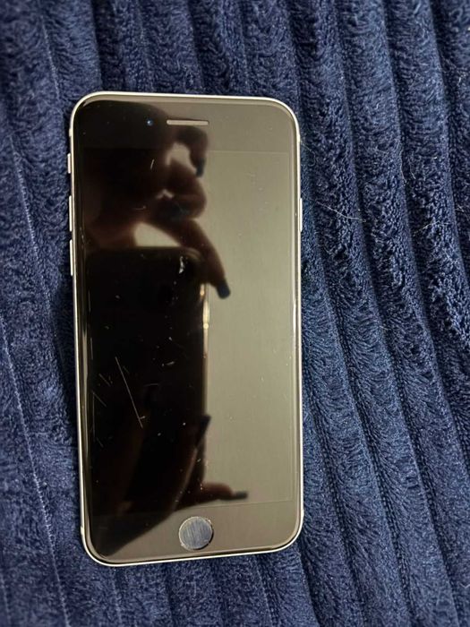 Продам Iphone SE 2020