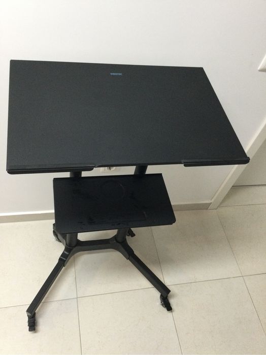 Vand masa mobila de metal pentru laptop sau tv sau altceva