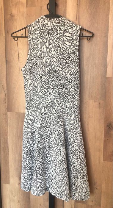 Черно-бяла рокля